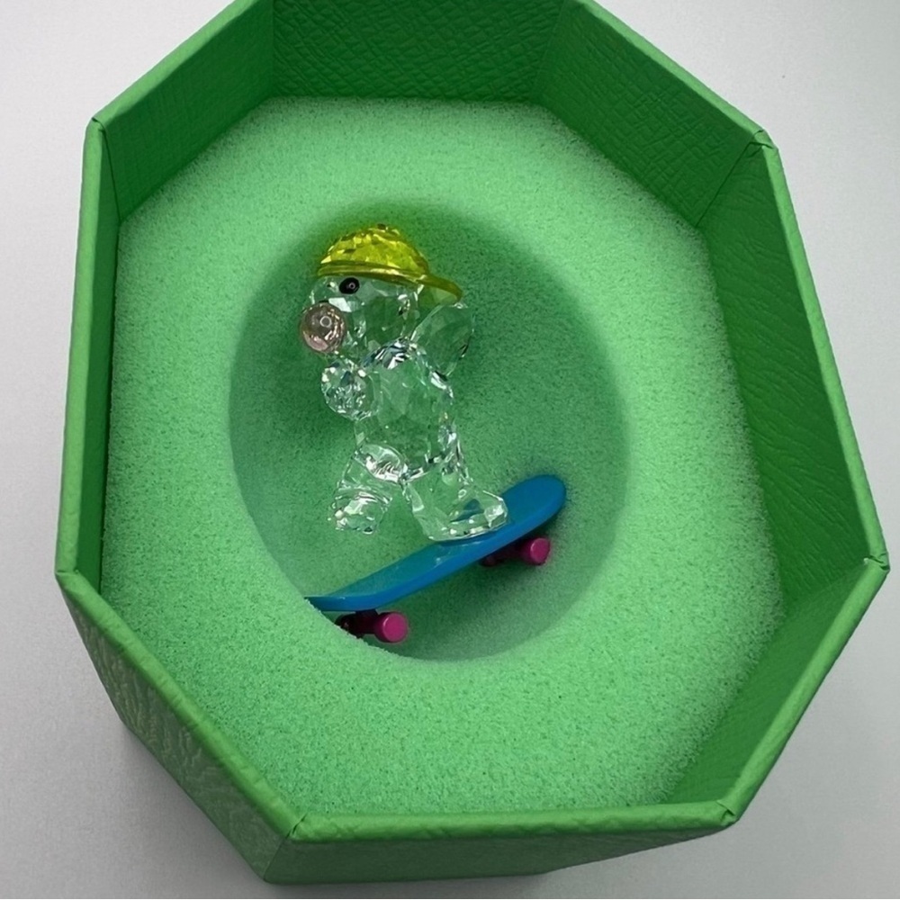 Swarovski Kris Bear “Skater Bear” Figurine – Retired 5619208 90"s Fun - Picture 8 of 10